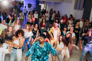 Kharkiv, Ukrayna 17.08.21 Dans pistinde dans eden insanlar