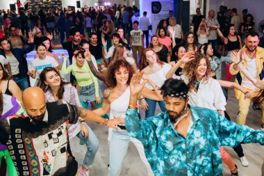 Kharkiv, Ukrayna 17.08.21 Dans pistinde dans eden insanlar