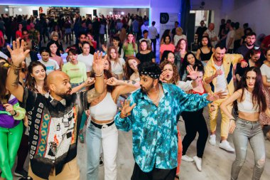 Kharkiv, Ukrayna 17.08.21 Dans pistinde dans eden insanlar