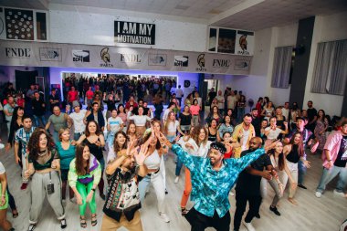 Kharkiv, Ukrayna 17.08.21 Dans pistinde dans eden insanlar