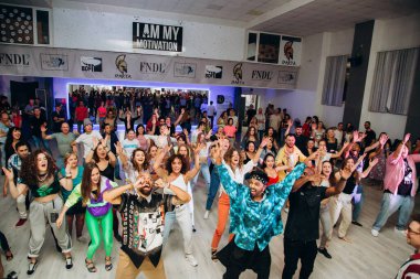 Kharkiv, Ukrayna 17.08.21 Dans pistinde dans eden insanlar