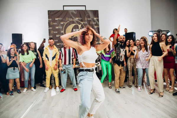 Kharkiv, Ukrayna 17.08.21 Dans pistinde dans eden insanlar