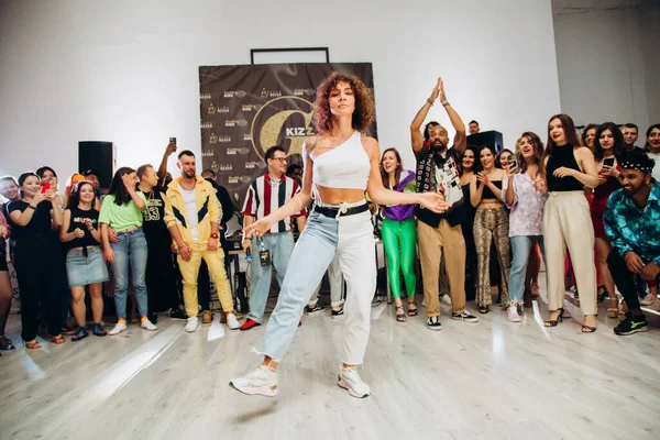 Kharkiv, Ukrayna 17.08.21 Dans pistinde dans eden insanlar