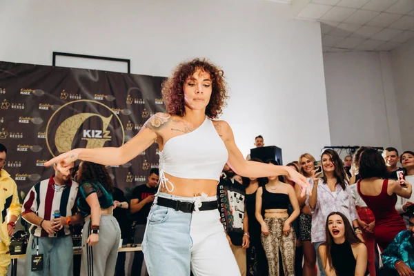 Kharkiv, Ukrayna 17.08.21 Dans pistinde dans eden insanlar