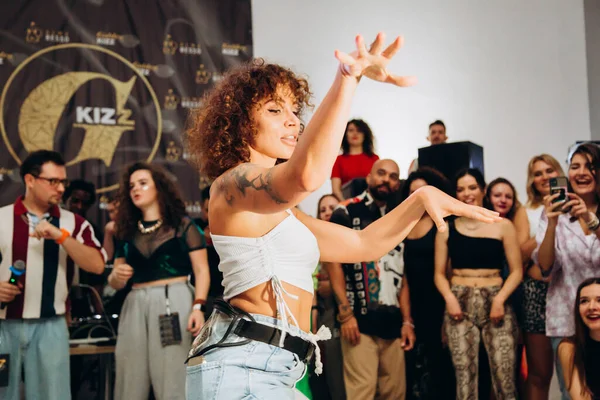 Kharkiv, Ukrayna 17.08.21 Dans pistinde dans eden insanlar