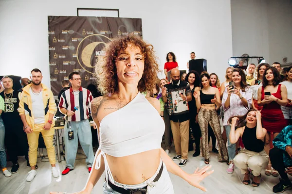 Kharkiv, Ukrayna 17.08.21 Dans pistinde dans eden insanlar