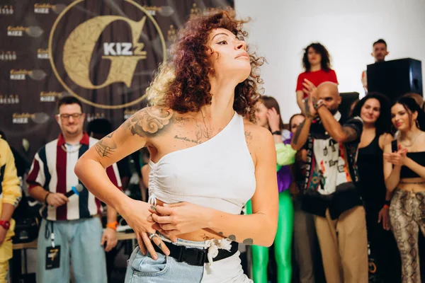 Kharkiv, Ukrayna 17.08.21 Dans pistinde dans eden insanlar