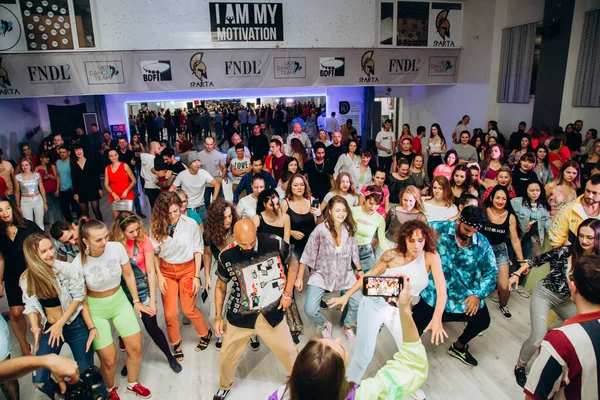 Kharkiv, Ukrayna 17.08.21 Dans pistinde dans eden insanlar