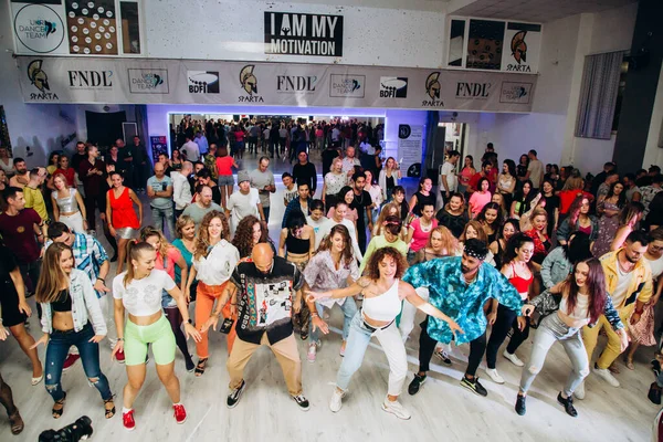 Kharkiv, Ukrayna 17.08.21 Dans pistinde dans eden insanlar