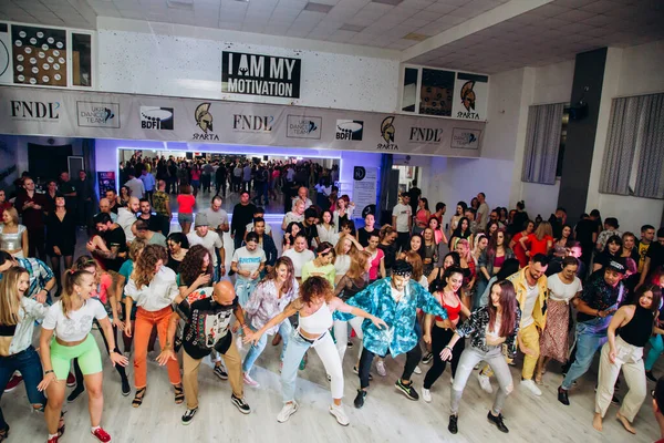 Kharkiv, Ukrayna 17.08.21 Dans pistinde dans eden insanlar