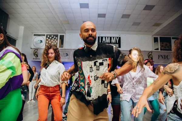 Kharkiv, Ukrayna 17.08.21 Dans pistinde dans eden insanlar