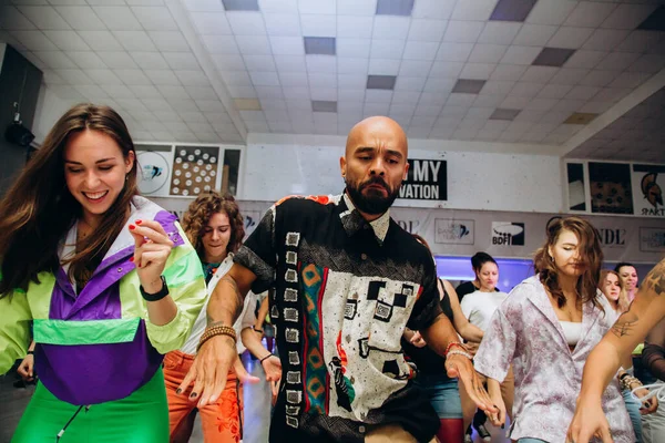 Kharkiv, Ukrayna 17.08.21 Dans pistinde dans eden insanlar