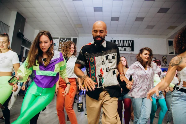 Kharkiv, Ukrayna 17.08.21 Dans pistinde dans eden insanlar