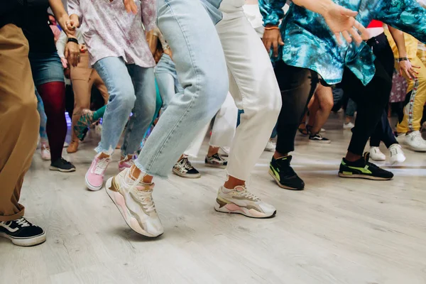 Kharkiv, Ukrayna 17.08.21 Dans pistinde dans eden insanlar