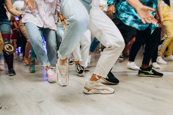 Kharkiv, Ukrayna 17.08.21 Dans pistinde dans eden insanlar