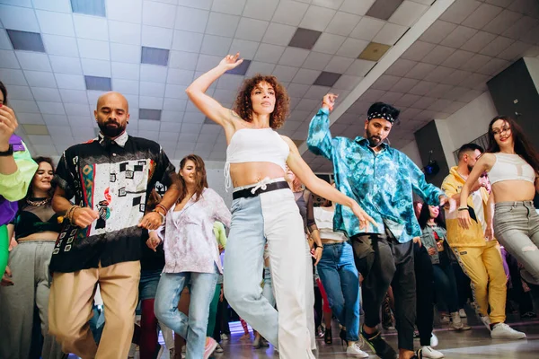 Kharkiv, Ukrayna 17.08.21 Dans pistinde dans eden insanlar