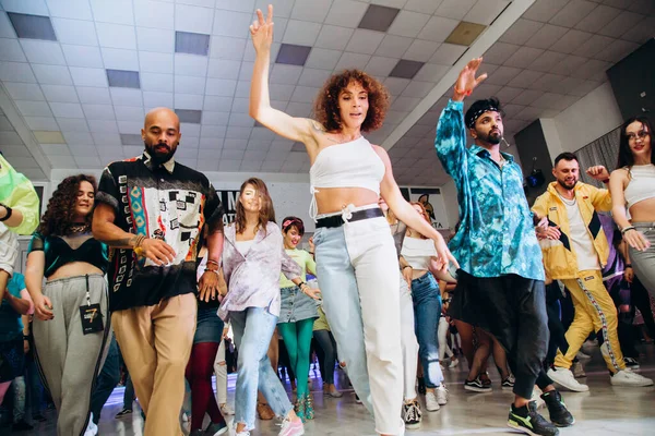 Kharkiv, Ukrayna 17.08.21 Dans pistinde dans eden insanlar