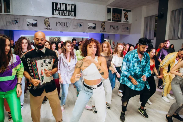 Kharkiv, Ukrayna 17.08.21 Dans pistinde dans eden insanlar