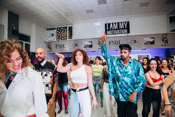 Kharkiv, Ukrayna 17.08.21 Dans pistinde dans eden insanlar