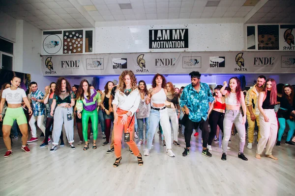 Kharkiv, Ukrayna 17.08.21 Dans pistinde dans eden insanlar