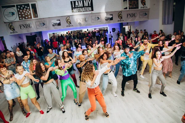 Kharkiv, Ukrayna 17.08.21 Dans pistinde dans eden insanlar