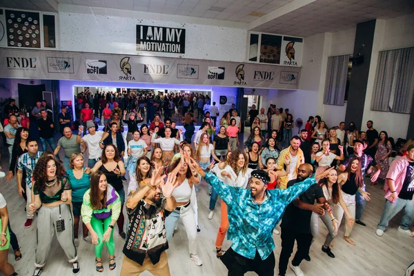 Kharkiv, Ukrayna 17.08.21 Dans pistinde dans eden insanlar