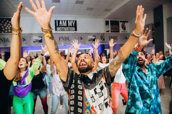 Kharkiv, Ukrayna 17.08.21 Dans pistinde dans eden insanlar