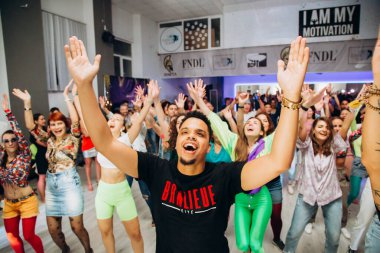 Kharkiv, Ukrayna 17.08.21 Dans pistinde dans eden insanlar