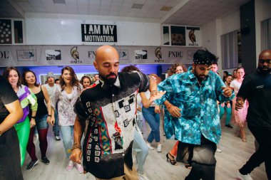 Kharkiv, Ukrayna 17.08.21 Dans pistinde dans eden insanlar