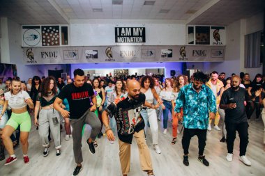 Kharkiv, Ukrayna 17.08.21 Dans pistinde dans eden insanlar