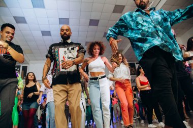 Kharkiv, Ukrayna 17.08.21 Dans pistinde dans eden insanlar