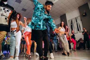 Kharkiv, Ukrayna 17.08.21 Dans pistinde dans eden insanlar