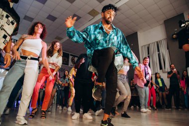 Kharkiv, Ukrayna 17.08.21 Dans pistinde dans eden insanlar