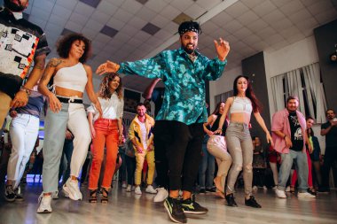 Kharkiv, Ukrayna 17.08.21 Dans pistinde dans eden insanlar