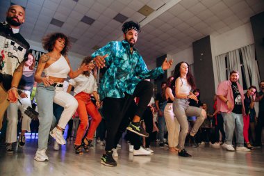 Kharkiv, Ukrayna 17.08.21 Dans pistinde dans eden insanlar