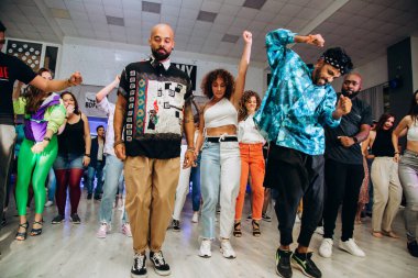 Kharkiv, Ukrayna 17.08.21 Dans pistinde dans eden insanlar