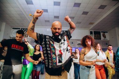 Kharkiv, Ukrayna 17.08.21 Dans pistinde dans eden insanlar