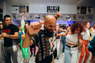 Kharkiv, Ukrayna 17.08.21 Dans pistinde dans eden insanlar