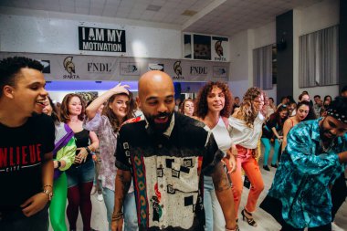 Kharkiv, Ukrayna 17.08.21 Dans pistinde dans eden insanlar