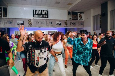 Kharkiv, Ukrayna 17.08.21 Dans pistinde dans eden insanlar