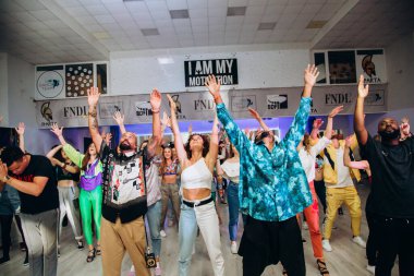 Kharkiv, Ukrayna 17.08.21 Dans pistinde dans eden insanlar