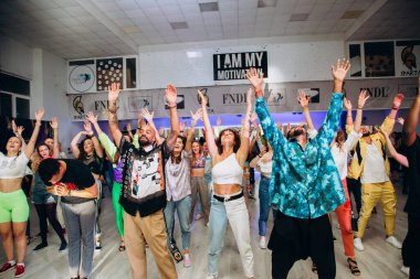 Kharkiv, Ukrayna 17.08.21 Dans pistinde dans eden insanlar