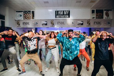 Kharkiv, Ukrayna 17.08.21 Dans pistinde dans eden insanlar