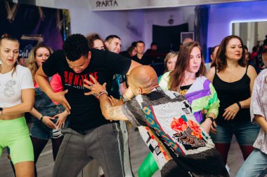 Kharkiv, Ukrayna 17.08.21 Dans pistinde dans eden insanlar