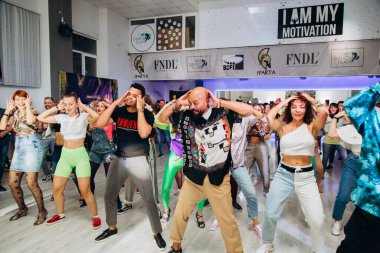 Kharkiv, Ukrayna 17.08.21 Dans pistinde dans eden insanlar