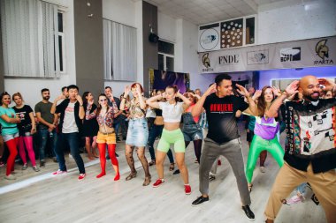 Kharkiv, Ukrayna 17.08.21 Dans pistinde dans eden insanlar