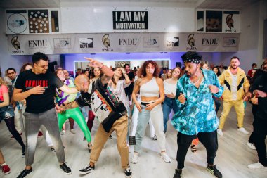 Kharkiv, Ukrayna 17.08.21 Dans pistinde dans eden insanlar