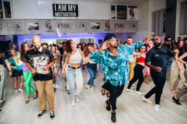 Kharkiv, Ukrayna 17.08.21 Dans pistinde dans eden insanlar