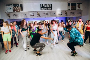 Kharkiv, Ukrayna 17.08.21 Dans pistinde dans eden insanlar