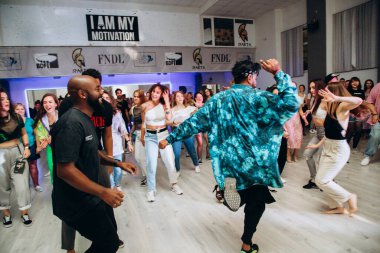 Kharkiv, Ukrayna 17.08.21 Dans pistinde dans eden insanlar